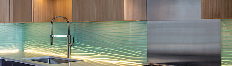 The Pros to Adding a Glass Backsplash